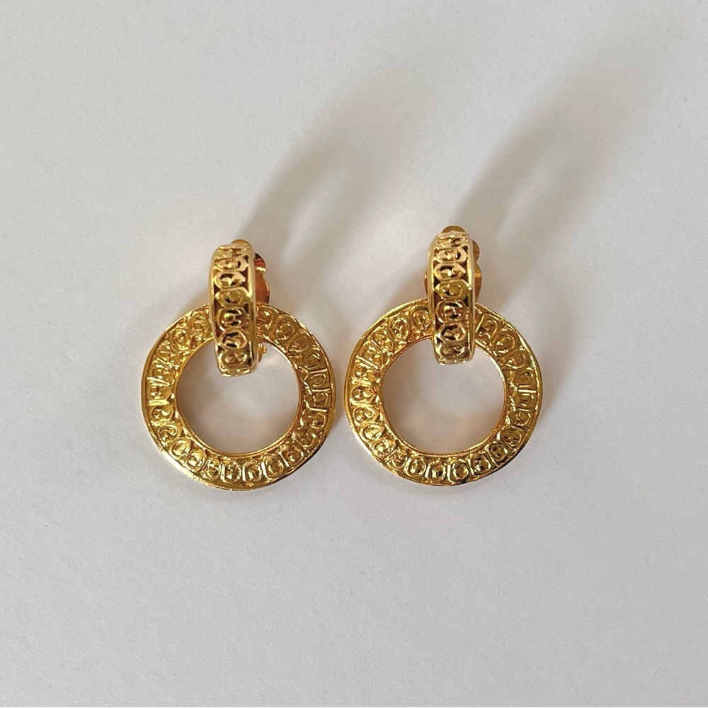 CHANEL Vintage Door knocker Clip On Earrings. 24k plated gold. EUC